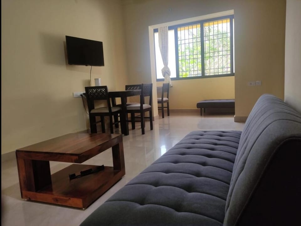 Communal lounge/ TV room, TV and multimedia, Living room, Photo of the whole room, Seating area, Evening entertainment, Entertainment, hair dresser