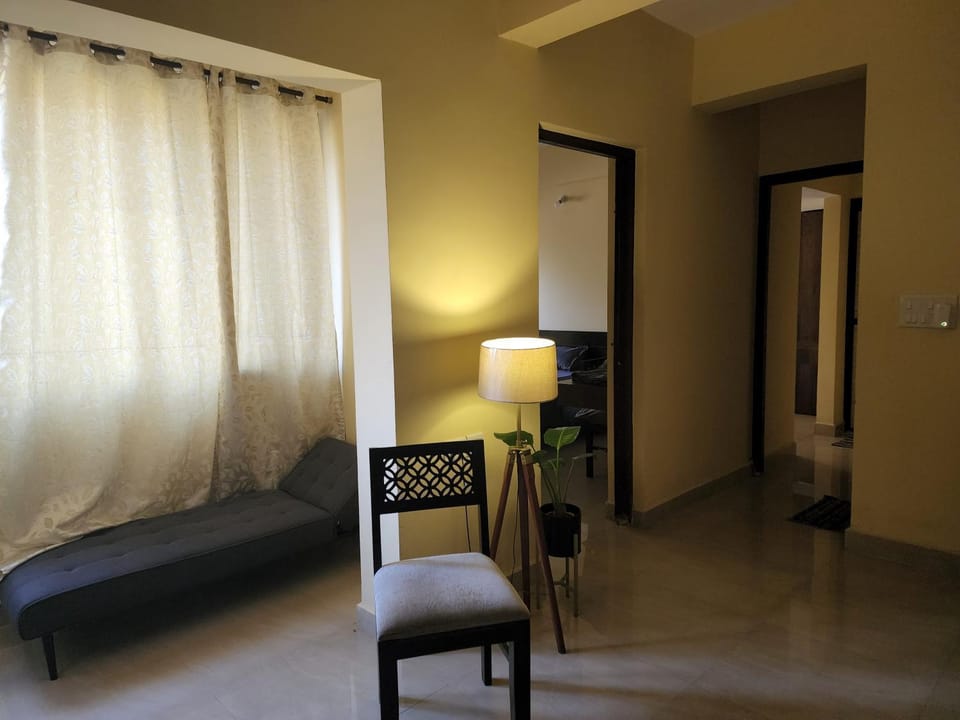 Night, Living room, Seating area, hair dresser