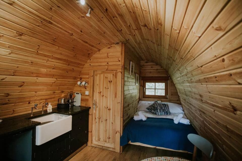 Snowdonia Mawddach Cabin and hot tub Glamping Cabin in Wales