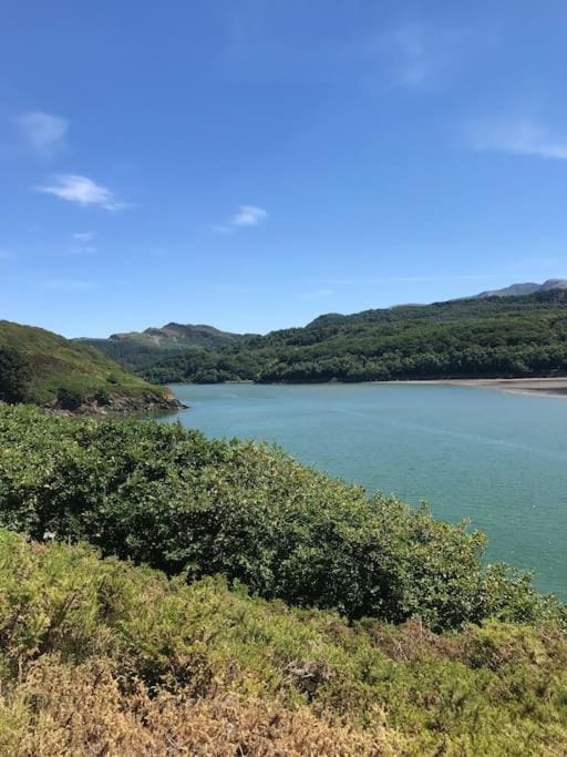 Snowdonia Mawddach Cabin and hot tub Glamping Cabin in Wales