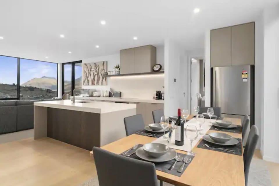 Kitchen or kitchenette, Seating area, Dining area
