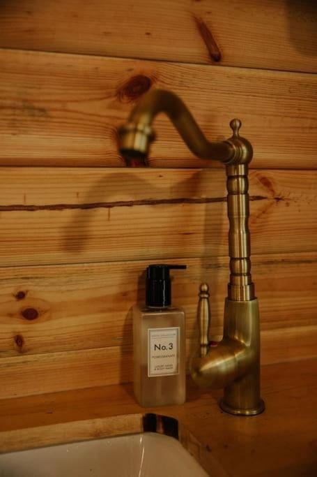 Willow Cabin & Hot Tub Cabin in Wales