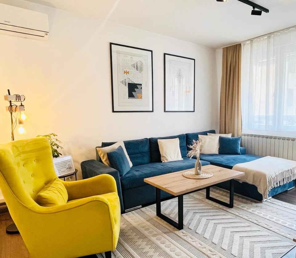 Day, Living room