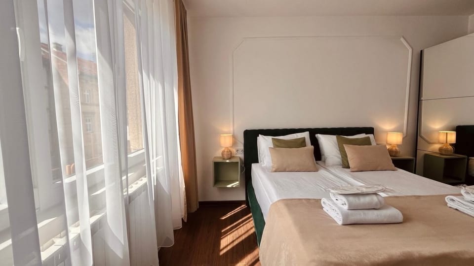 Bed, Photo of the whole room, Bedroom, towels