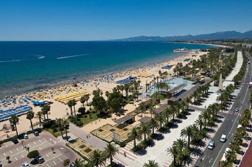 Nearby landmark, Day, Neighbourhood, Natural landscape, Bird's eye view, Beach, Mountain view, Sea view, Location, Parking