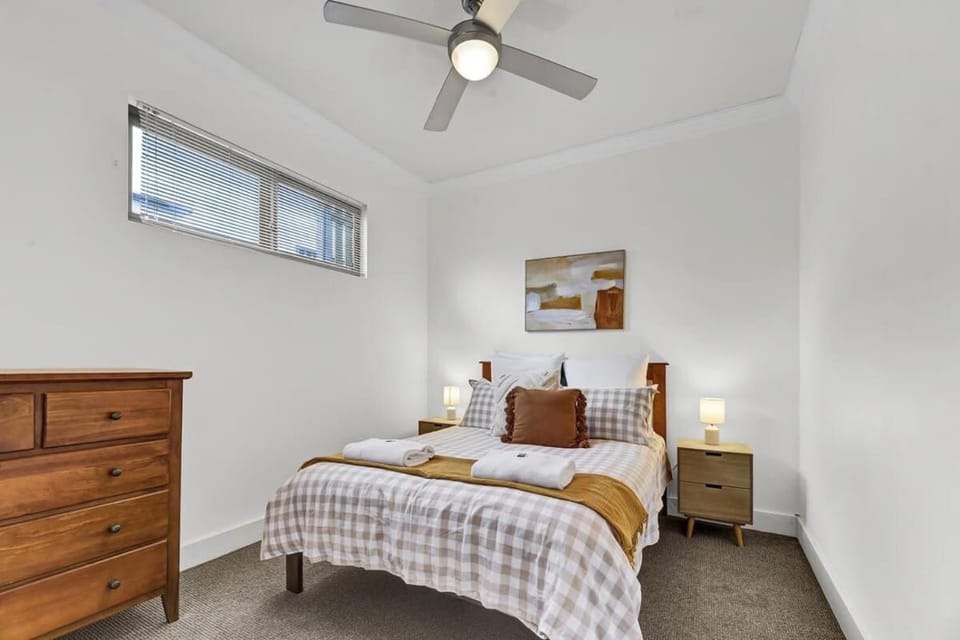 The Entertainer - 5 Bed 5 Bath, 3 Storey Retreat House in Canobolas