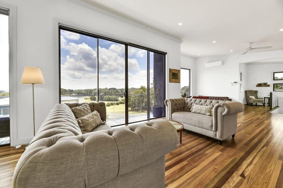 The Entertainer - 5 Bed 5 Bath, 3 Storey Retreat House in Canobolas