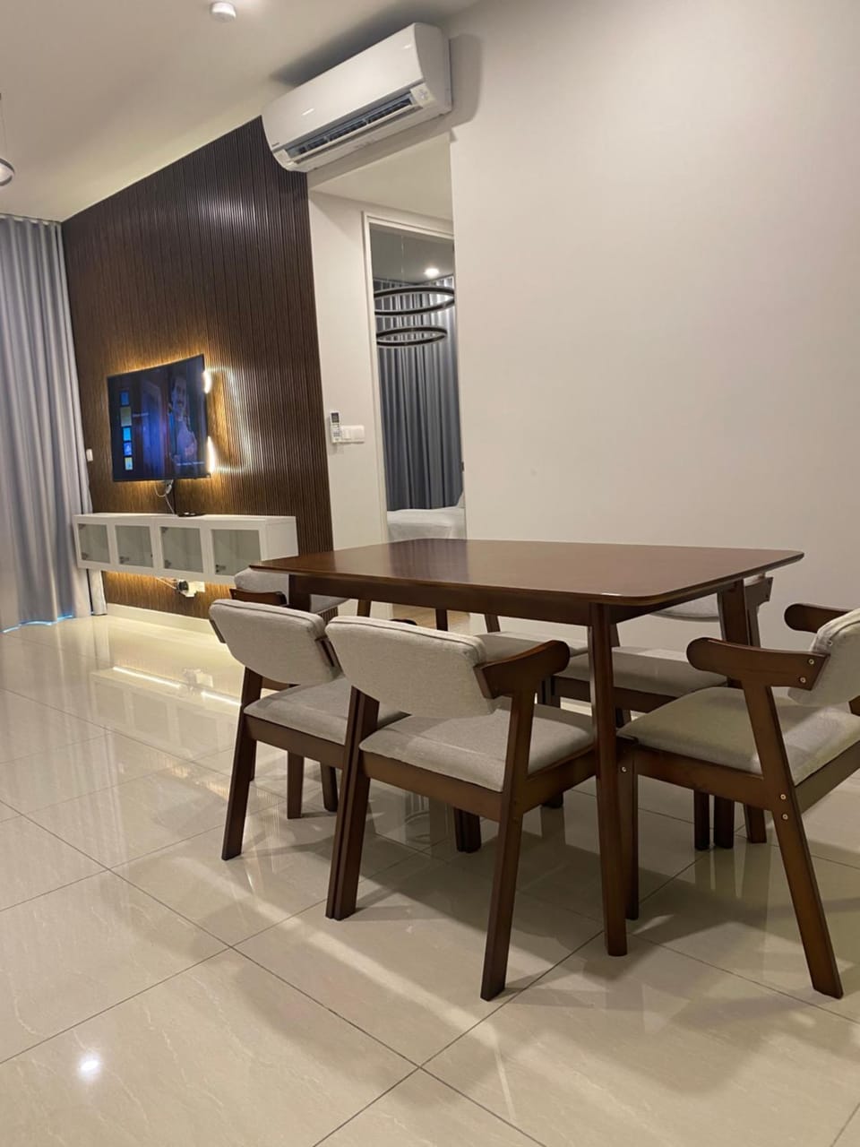 TV and multimedia, Living room, Seating area, Dining area, air conditioner