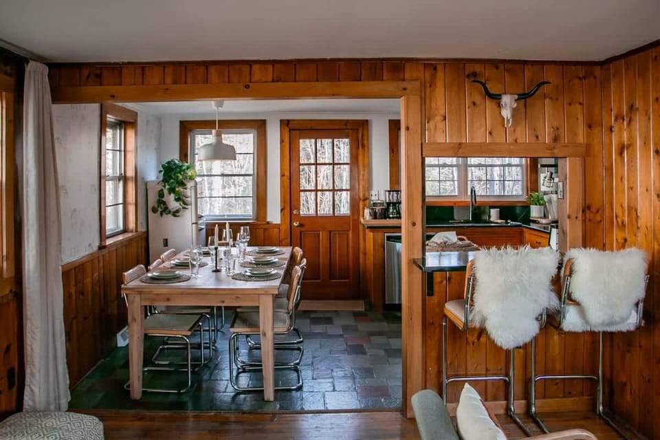 Birch House: Cozy Cabin 5 min from Okemo Cabin in Vermont