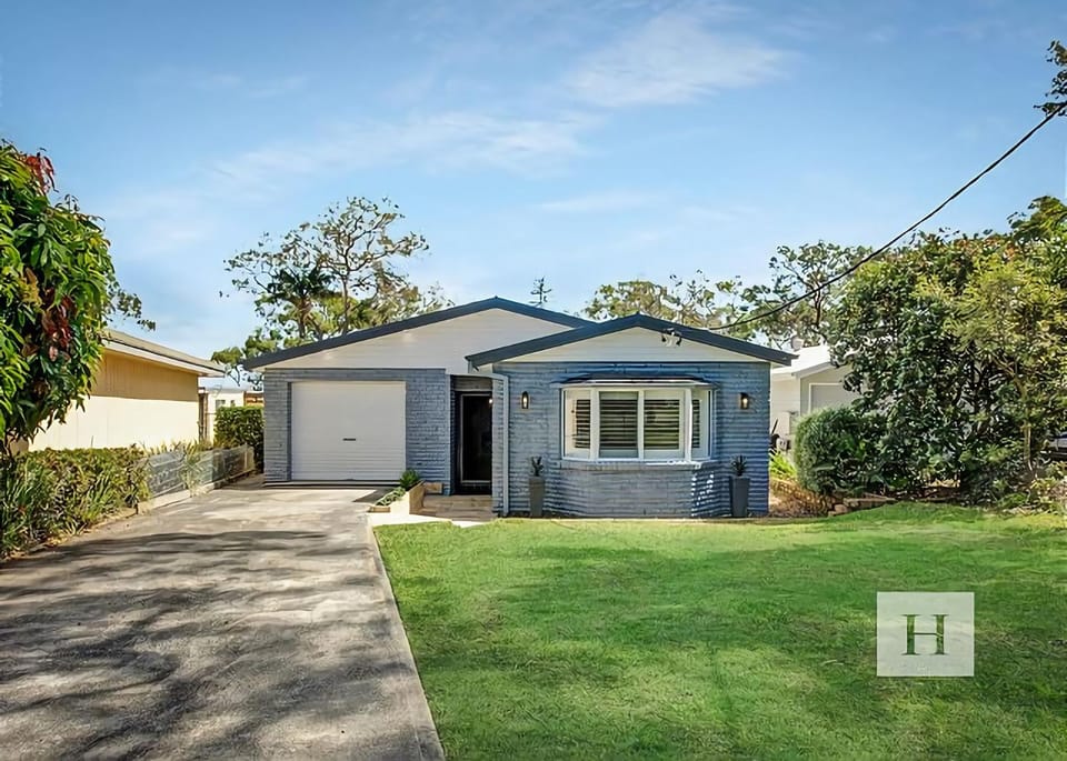 Niaroo Lakeside House in Lake Macquarie