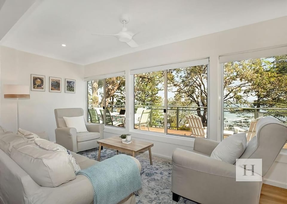 Niaroo Lakeside House in Lake Macquarie