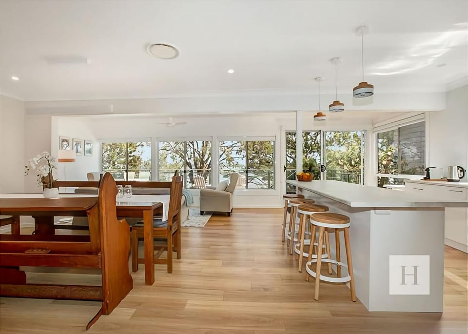 Niaroo Lakeside House in Lake Macquarie