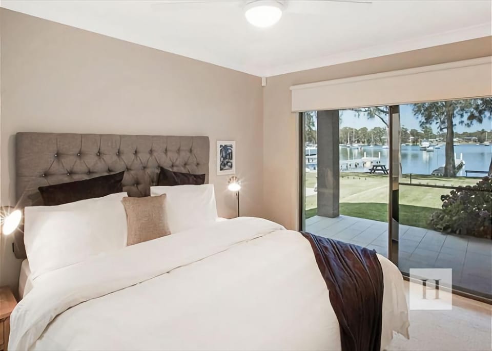 Adrift - Waterfront entertainer with Shared Jetty! House in Lake Macquarie