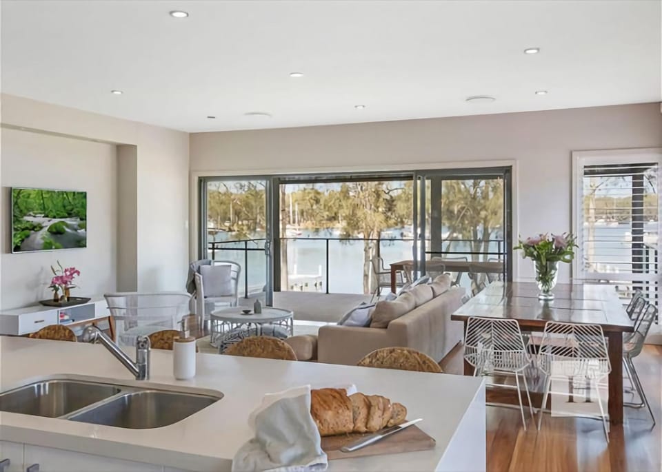 Adrift - Waterfront entertainer with Shared Jetty! House in Lake Macquarie