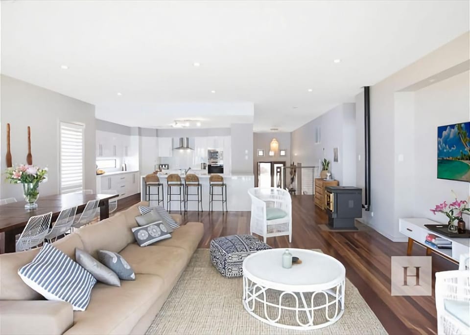 Adrift - Waterfront entertainer with Shared Jetty! House in Lake Macquarie