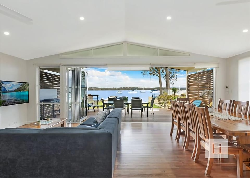Sunset Central Coast House in Lake Macquarie