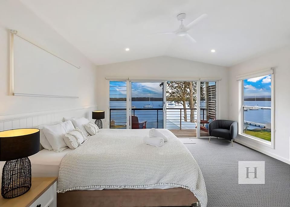 Sunset Central Coast House in Lake Macquarie