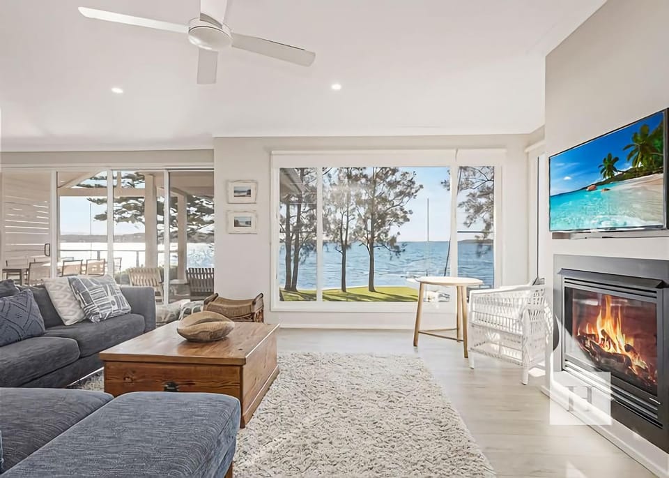 The Lakehouse Retreat House in Lake Macquarie