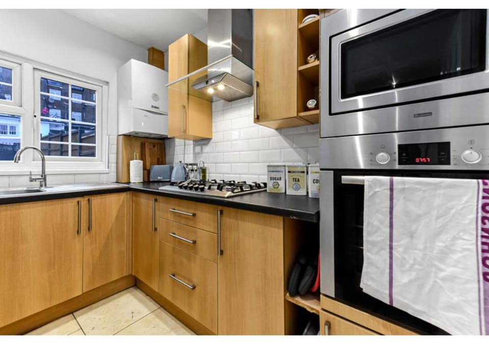 Coffee/tea facilities, Kitchen or kitchenette, oven, stove, toaster