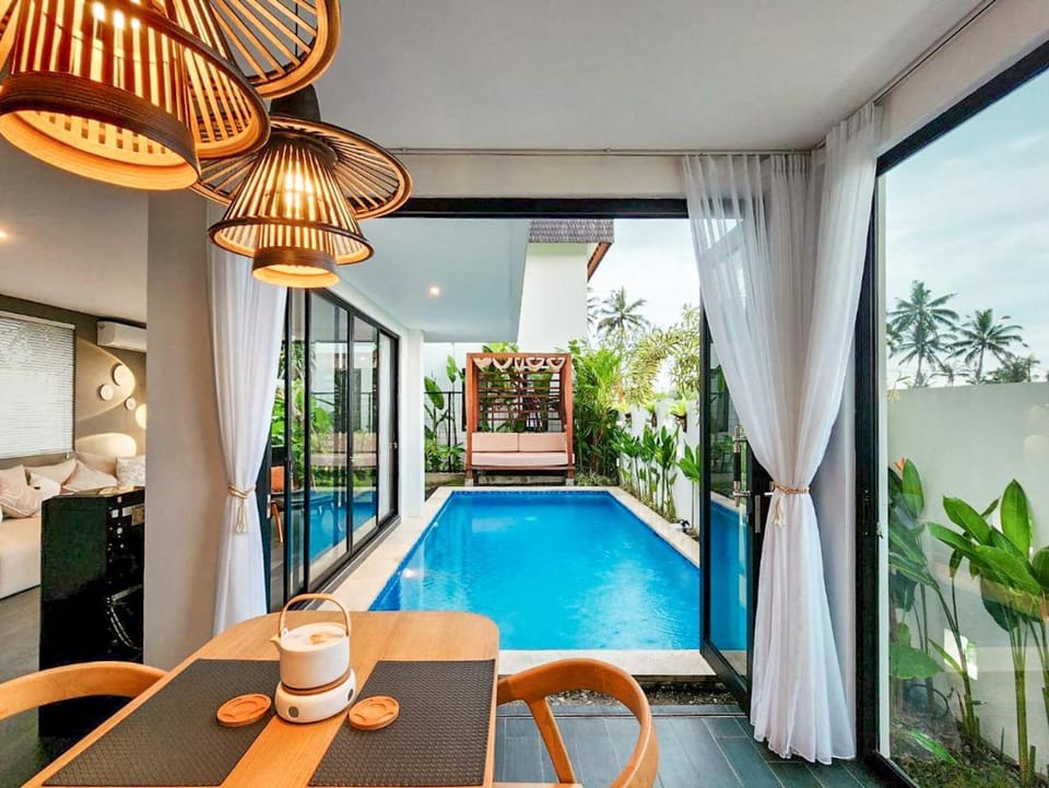 Restaurant/places to eat, Dining area, Pool view, Swimming pool