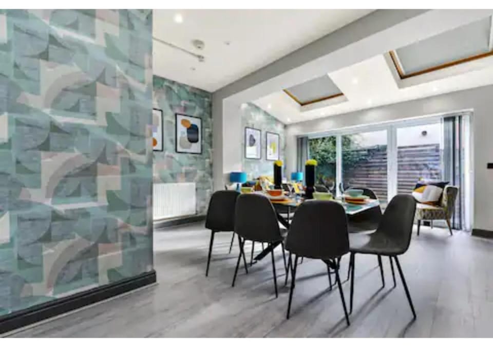 Seating area, Dining area