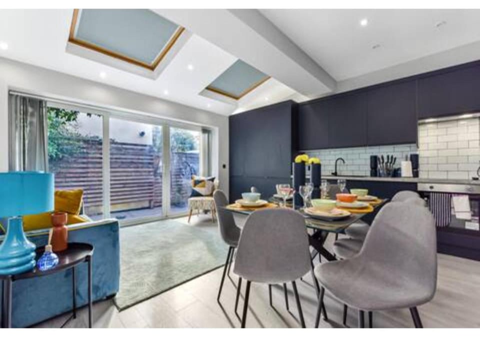 Coffee/tea facilities, Kitchen or kitchenette, Dining area, oven, toaster