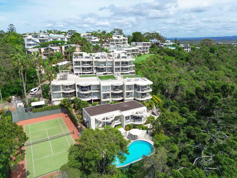 Tennis court, Tennis court, Swimming pool, Swimming pool