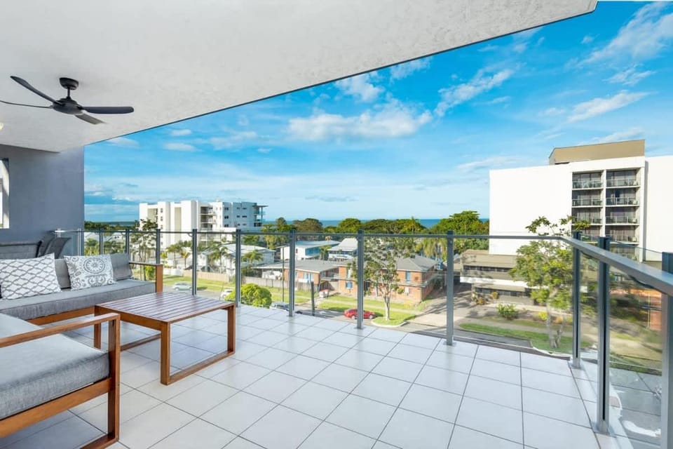 View (from property/room), Balcony/Terrace, Seating area, City view