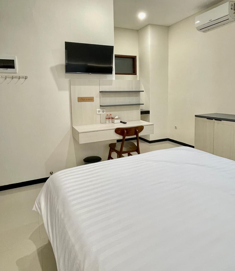 Bed, TV and multimedia, Photo of the whole room, Bedroom, hair dresser, air conditioner