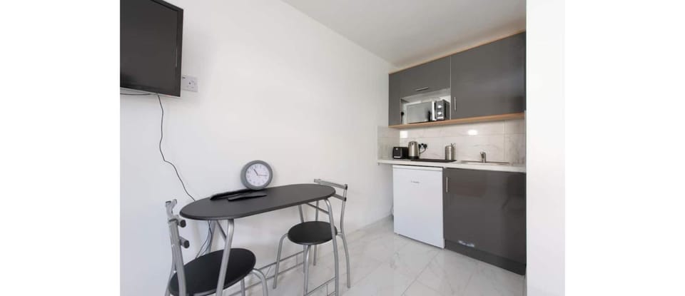 TV and multimedia, Kitchen or kitchenette, Dining area, stove, toaster