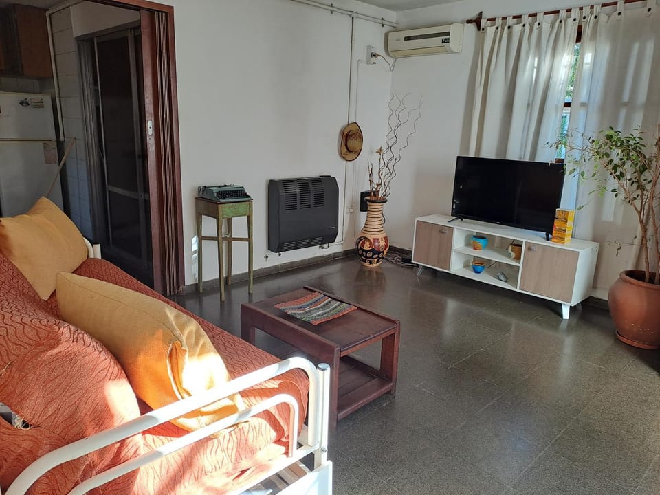 TV and multimedia, Living room, Seating area, air conditioner