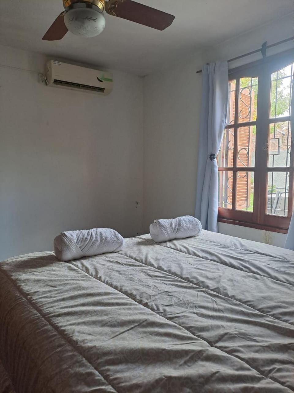 Bed, Photo of the whole room, Bedroom, fireplace, air conditioner