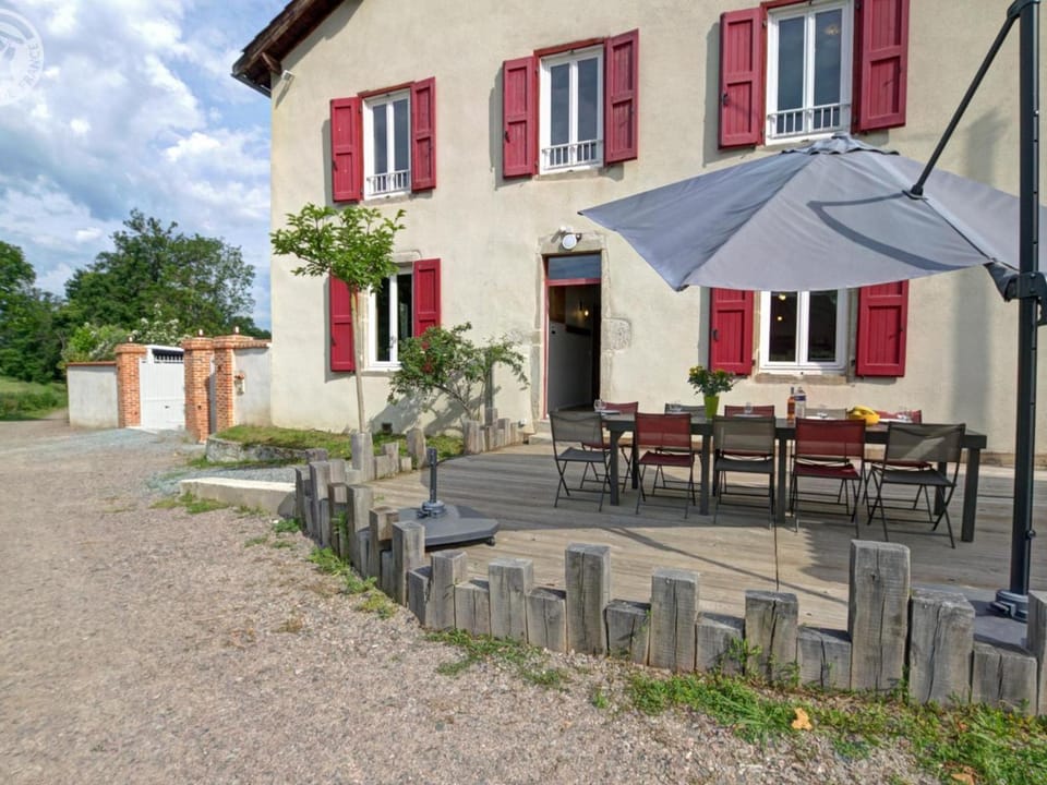 Gîte spacieux avec piscine et animaux acceptés pour 15 personnes - FR-1-496-265 House in Auvergne-Rhône-Alpes