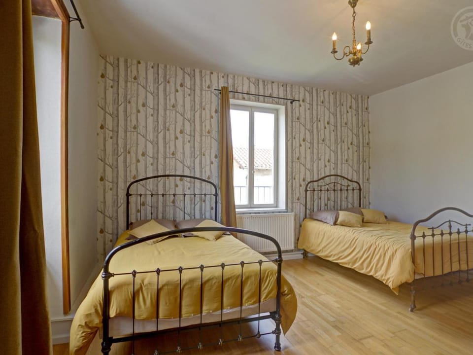 Gîte spacieux avec piscine et animaux acceptés pour 15 personnes - FR-1-496-265 House in Auvergne-Rhône-Alpes