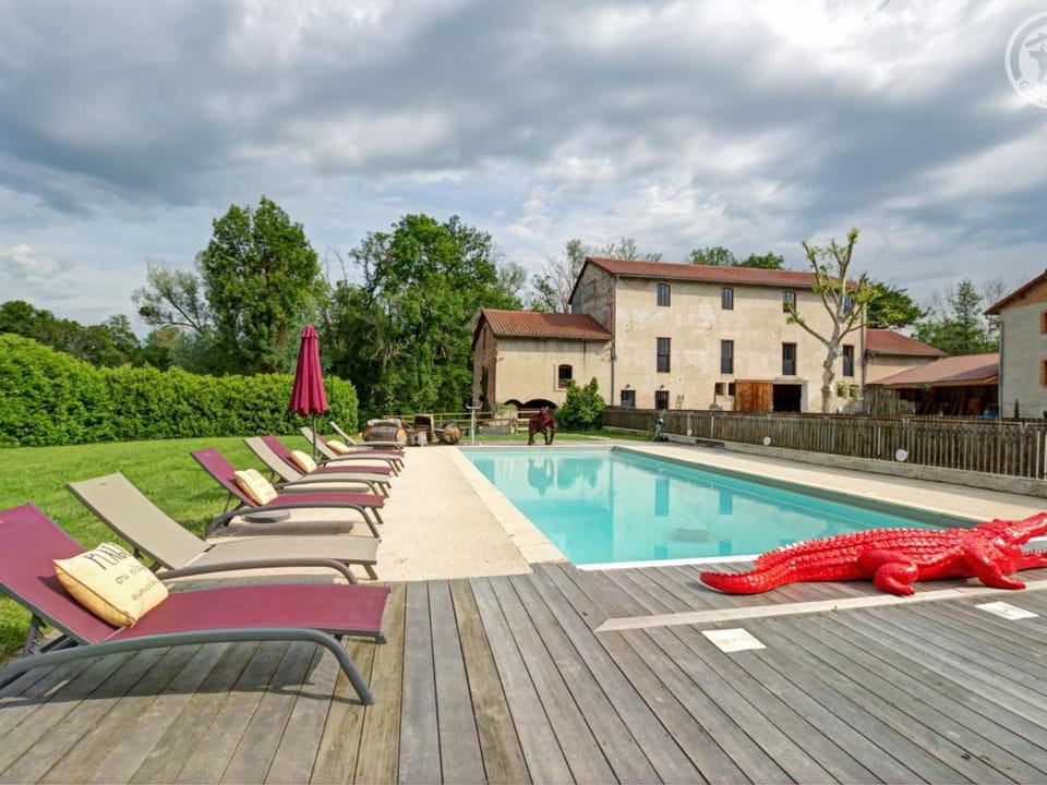 Gîte spacieux avec piscine et animaux acceptés pour 15 personnes - FR-1-496-265 House in Auvergne-Rhône-Alpes