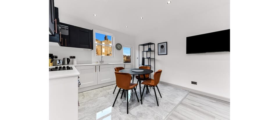 TV and multimedia, Kitchen or kitchenette, Living room, Seating area, Dining area