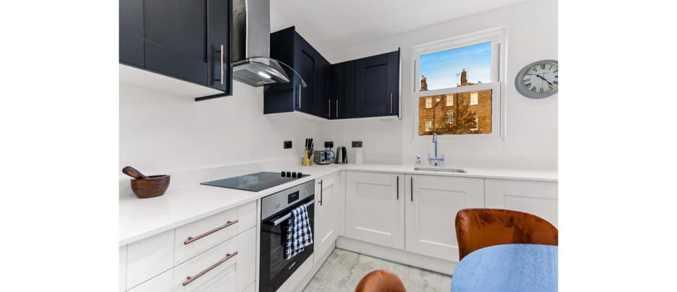 Kitchen or kitchenette, Dining area, minibar, oven