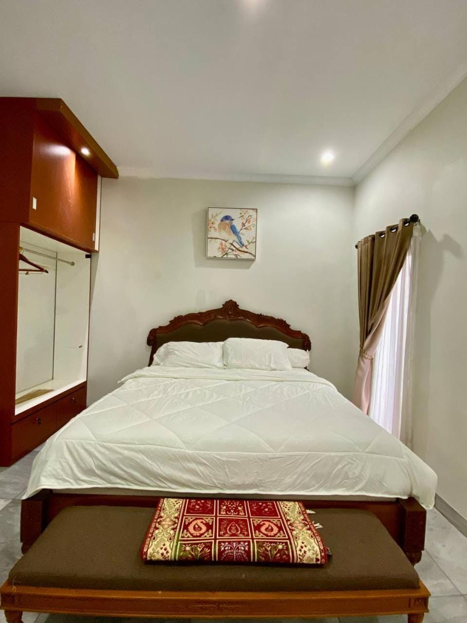 Photo of the whole room, Bedroom