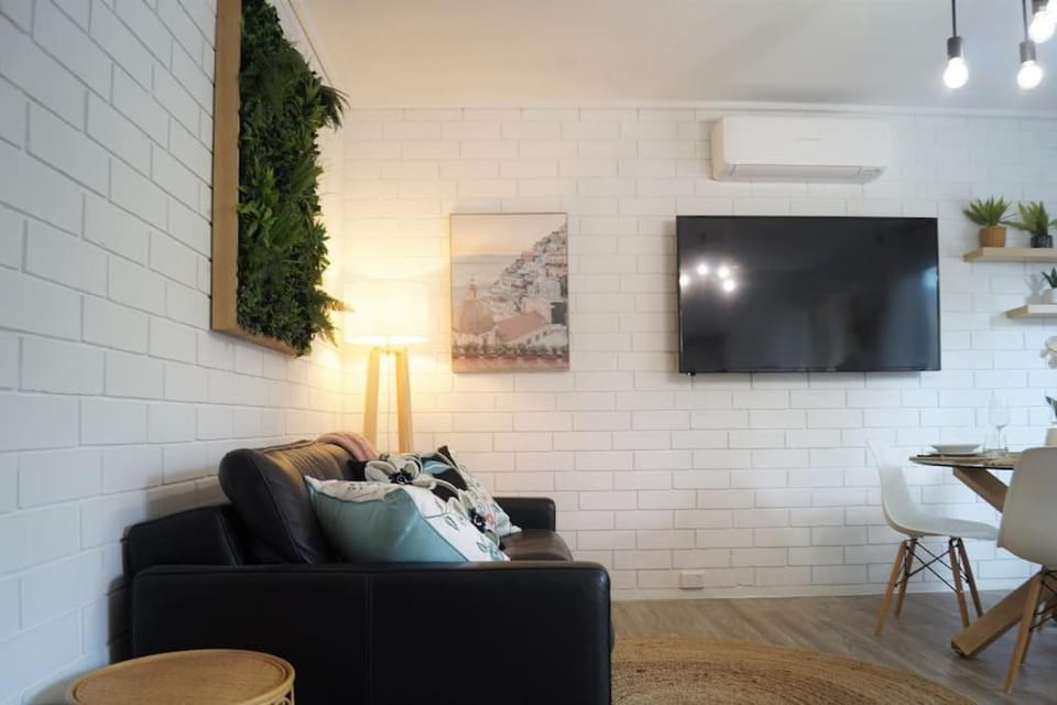Communal lounge/ TV room, TV and multimedia, Living room, Seating area, air conditioner