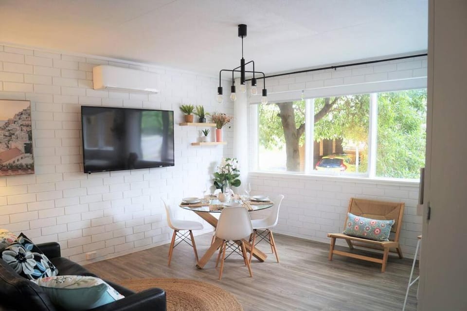 Communal lounge/ TV room, TV and multimedia, Living room, Seating area, Dining area, air conditioner