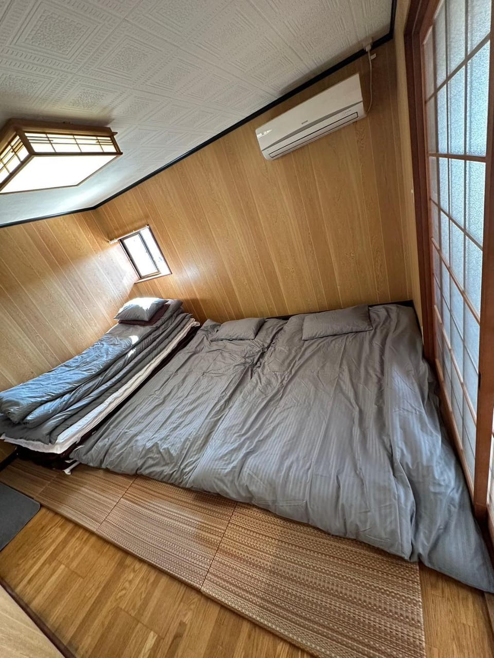 Photo of the whole room, Bedroom, air conditioner