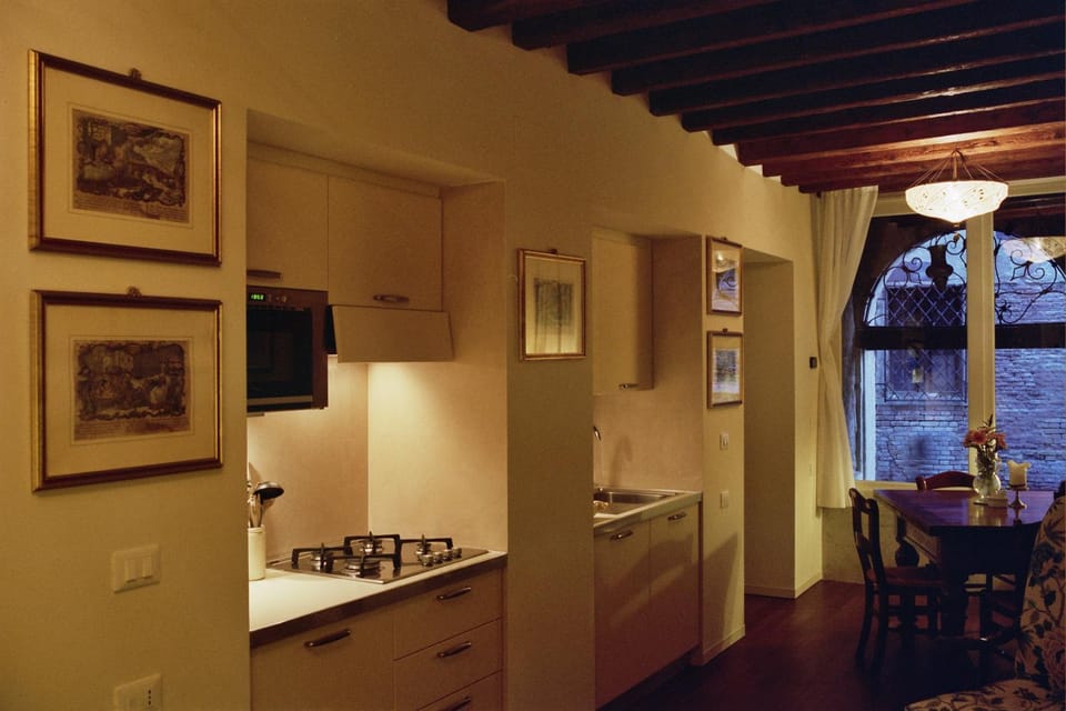 Kitchen or kitchenette, Seating area, Dining area, stove