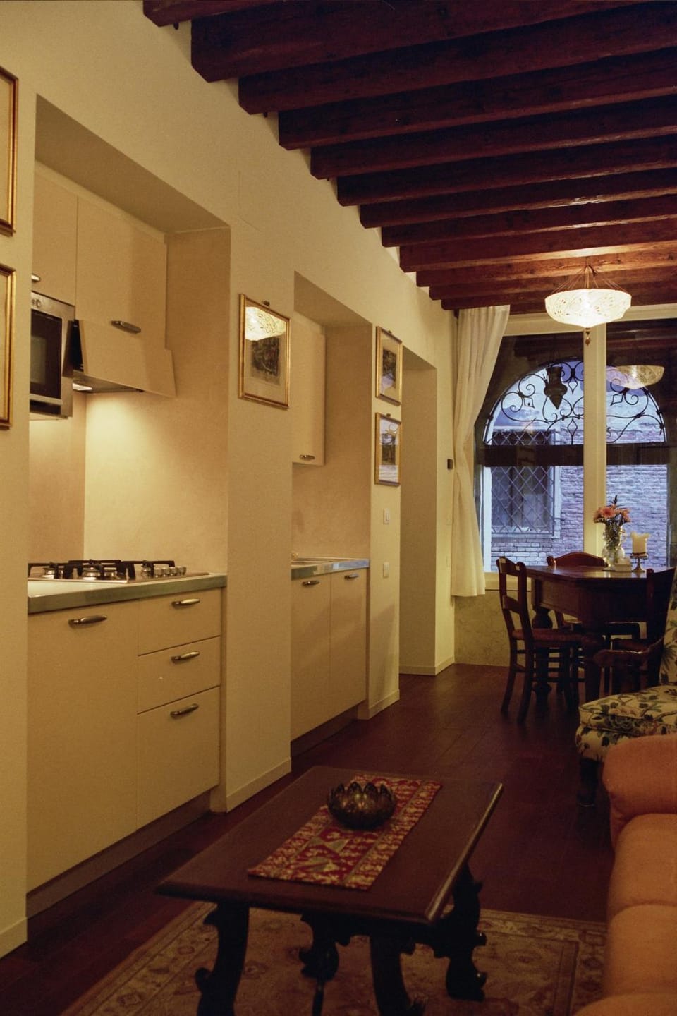 Kitchen or kitchenette, Communal kitchen