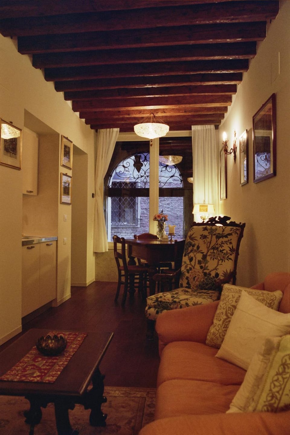 TV and multimedia, Kitchen or kitchenette, Living room, Seating area, Dining area