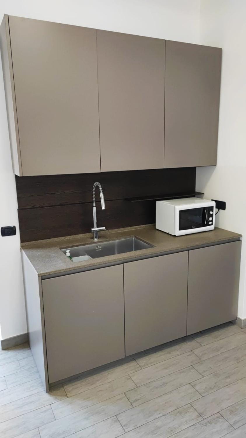 Kitchen or kitchenette, minibar