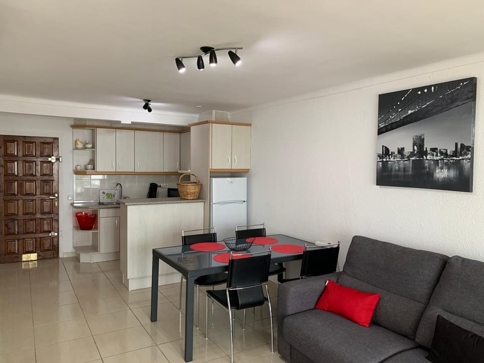 Kitchen or kitchenette, Seating area, Dining area