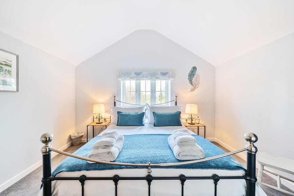 Bed, Decorative detail, Bedroom