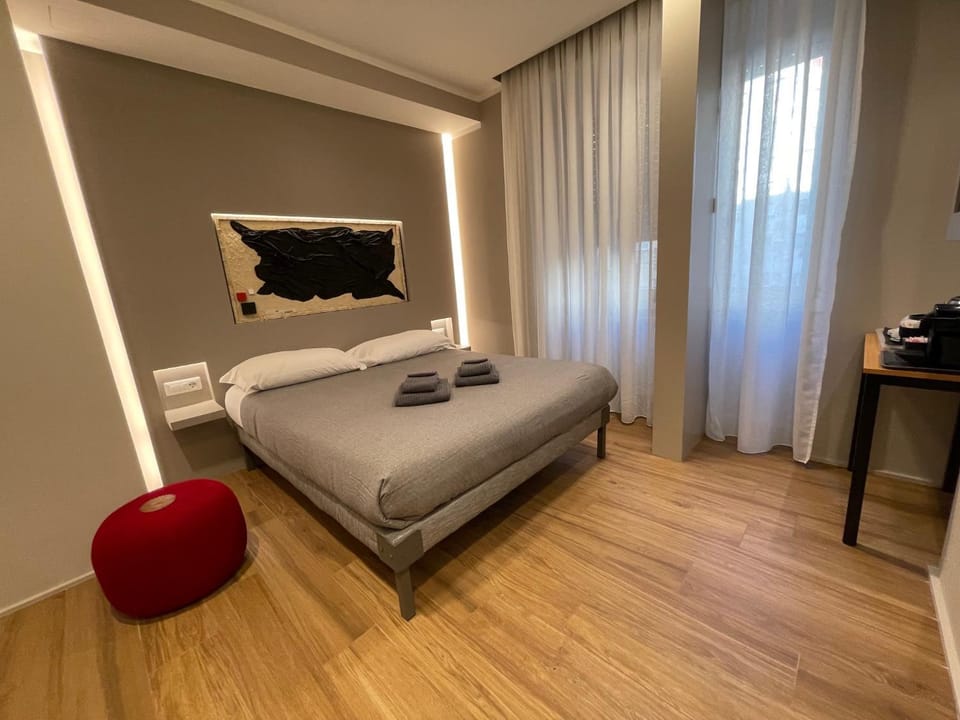Bed, Photo of the whole room, Bedroom, towels