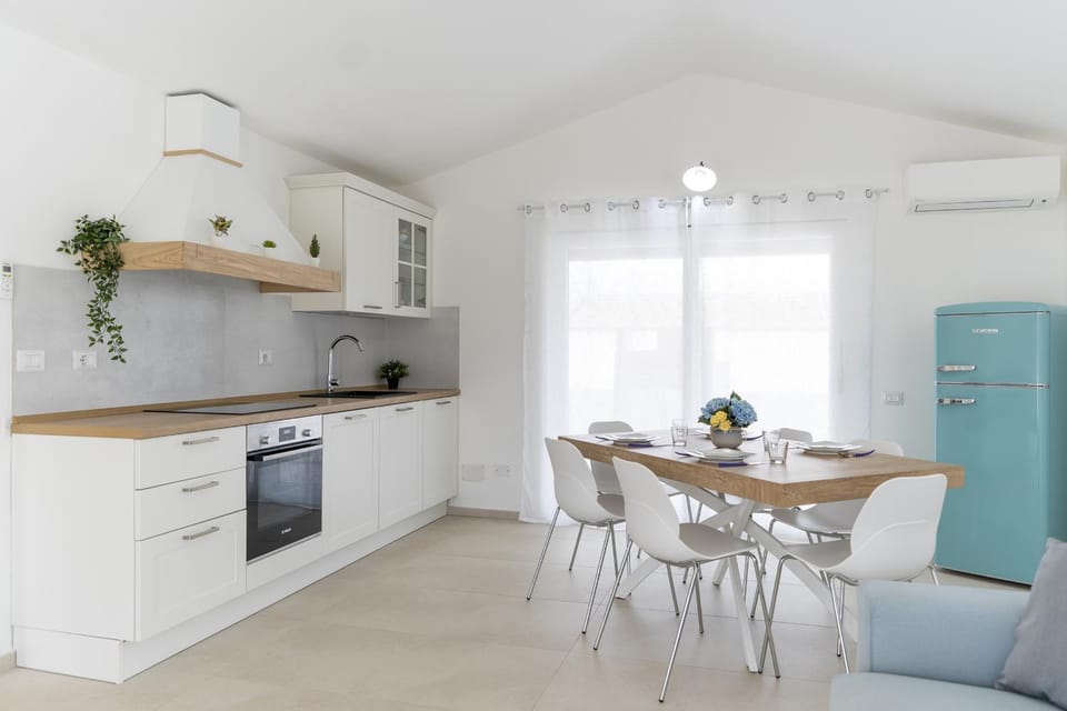 Kitchen or kitchenette, Dining area, stove