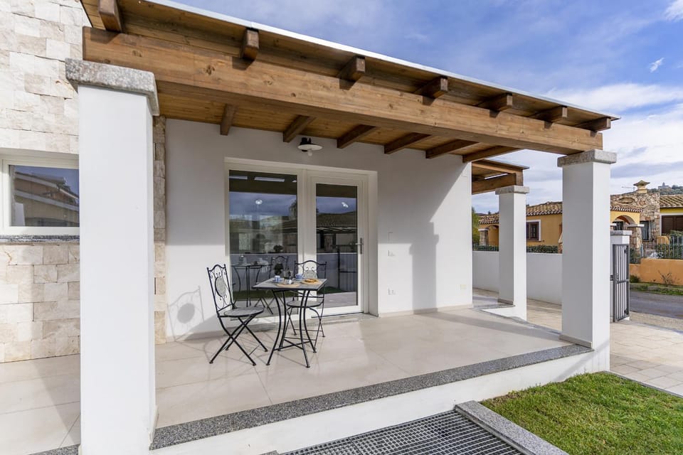 Property building, Patio, Balcony/Terrace
